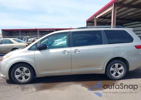 2016 Toyota Sienna Le 8 Passenger z USA, uszkodzony, nr VIN 5TDKK3DC3GS735927